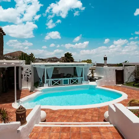 Deluxe Designer Historic Via Lactea, Panoramic Sea Views, Own Private Heated Pool And Subtropical Garden 빌라 La Asomada (Lanzarote)